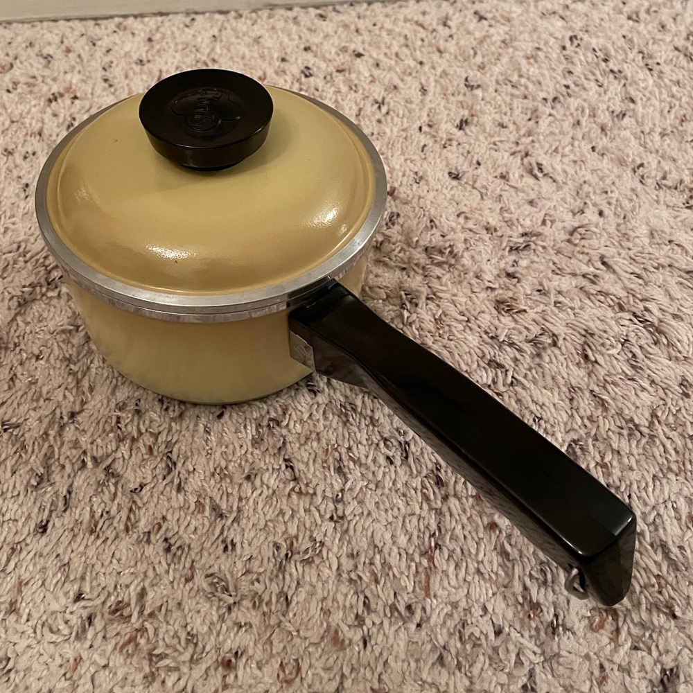 Vintage Club Harvest Gold Saucepan w/ Lid